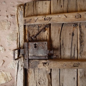 Porte en bois avec clous. LA serrure est surmontée de sa clé. - France  - collection de photos clin d'oeil, catégorie portes